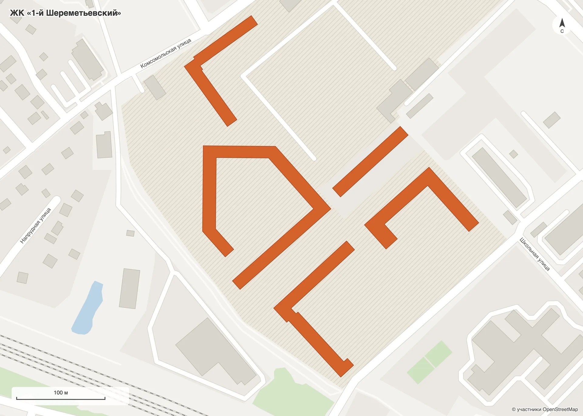 Схема ЖК «1-й Шереметьевский» по данным OpenStreetMap: корпуса 1–5 выделены цветом, Комсомольская и Школьная улицы, железная дорога у МЦД Подрезково