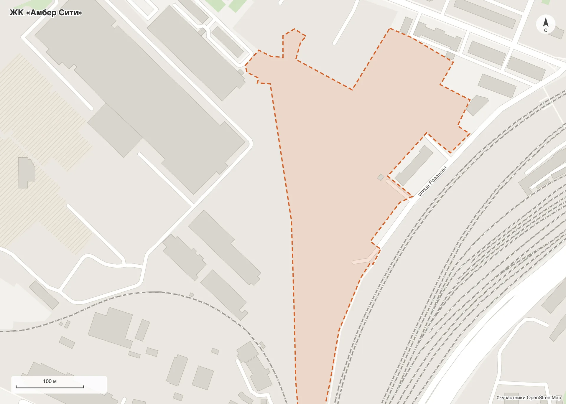 Схема участка ЖК «Амбер Сити» по данным OpenStreetMap: территория комплекса обведена пунктиром между улицей Розанова и железной дорогой; контуров корпусов в OpenStreetMap пока нет
