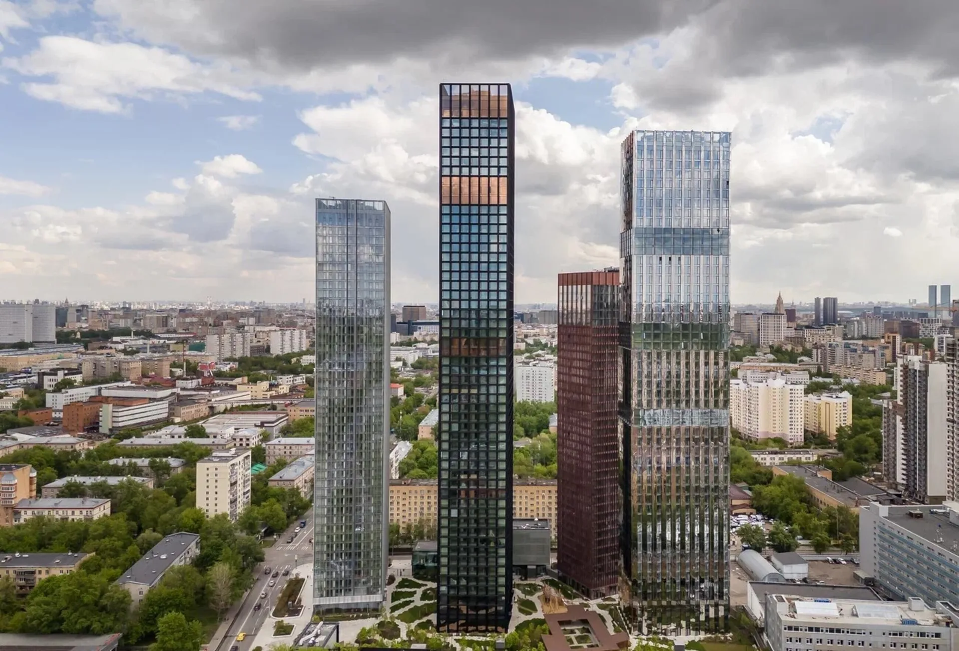 ЖК Симфония 34 — комплекс сверху, общий вид на фоне города