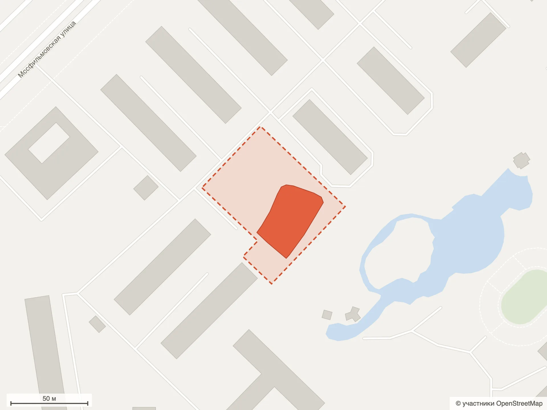Схема участка ЖК KING & SONS по данным OpenStreetMap: строящийся корпус на Мосфильмовской улице, 31А, контур стройплощадки, соседние дома и пруд